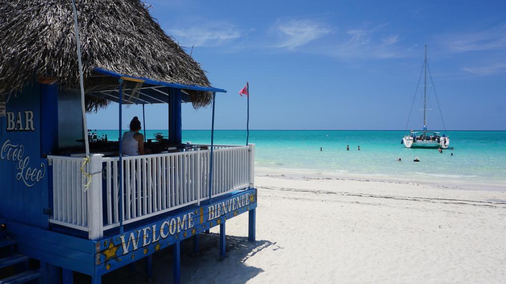 Catamarán en los cayos de Cuba