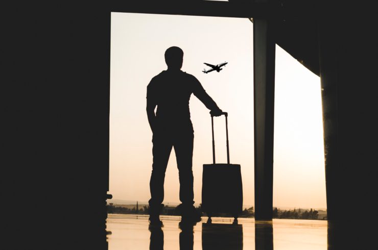 Hombre con maleta en un aeropuerto