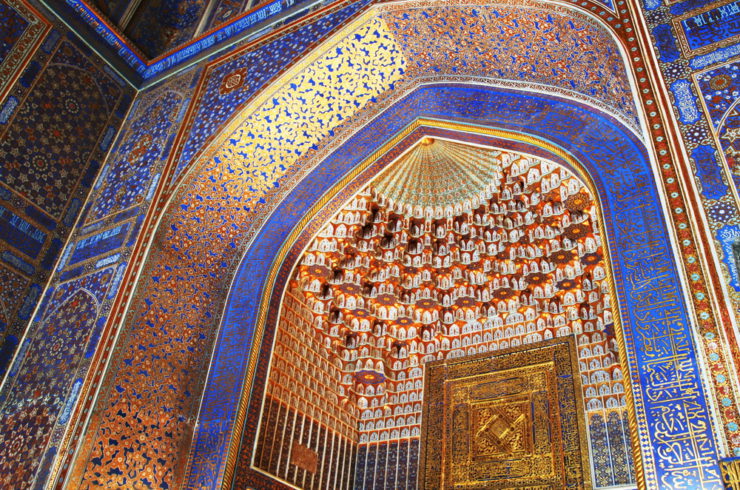 Interior de la mezquita Bibi Khanum de Samarcanda