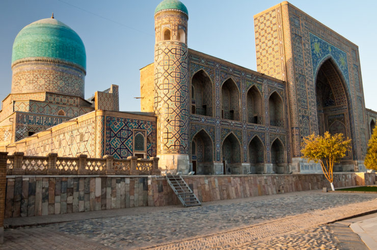 Madraza Tillya Kari en la Plaza del Registán de Samarcanda