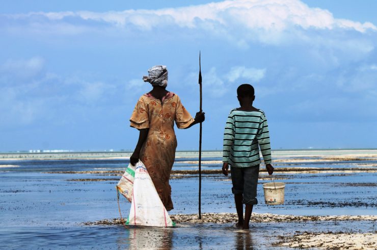 Madre e hijo pescando en Zanzíbar