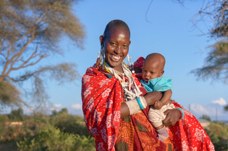 Mujer Masái con su bebé en Tanzania