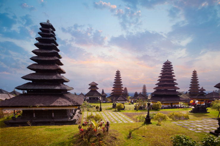 Templos del interior del templo Pura Besakih en Bali